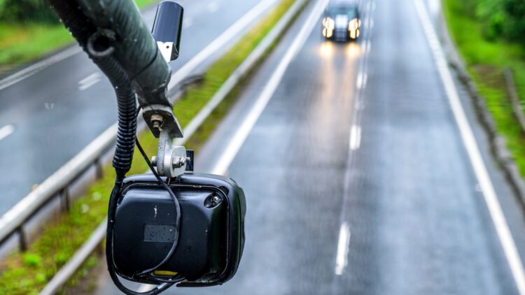 Es oficial: la DGT reconoce el margen de error en los radares y puede salvarte de más de una multa 1 Es oficial: la DGT reconoce el margen de error en los radares