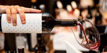 "Jamás con tintos": un experto en vinos desvela un error común