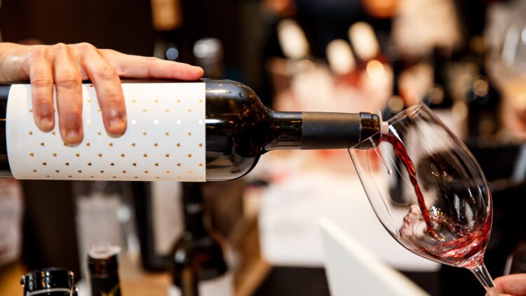 "Jamás con tintos": un experto en vinos desvela un error común