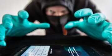 Condenada a 2 años de prisión por espiar el grupo de WhatsApp de sus trabajadoras