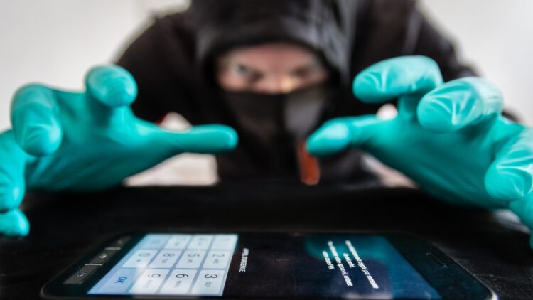 La Justicia lo confirma: una empresaria es condenada a 2 años de prisión por espiar el grupo de WhatsApp de sus trabajadoras 1 Condenada a 2 años de prisión por espiar el grupo de WhatsApp de sus trabajadoras