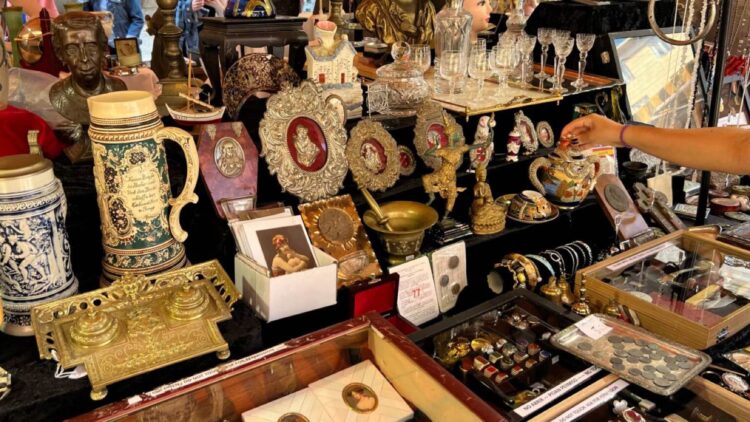 Compra una bandeja de segunda mano por menos de 5€ y descubre que es del siglo XVIII: este es el valor real de la histórica pieza 1 Compra una bandeja de segunda mano por menos de 5€