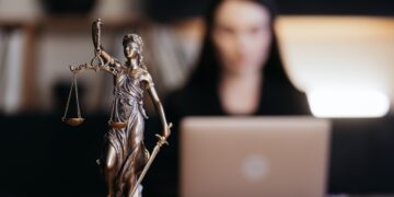 Cuelgan en el portal el nombre de un vecino con deudas a la comunidad de vecinos