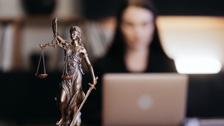 Cuelgan en el portal el nombre de un vecino con deudas a la comunidad de vecinos y el caso acaba en el juzgado: esto dijo la Justicia 1 Cuelgan en el portal el nombre de un vecino con deudas a la comunidad de vecinos