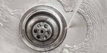 Un fontanero desvela un sorprendente truco para desatascar tu fregadero