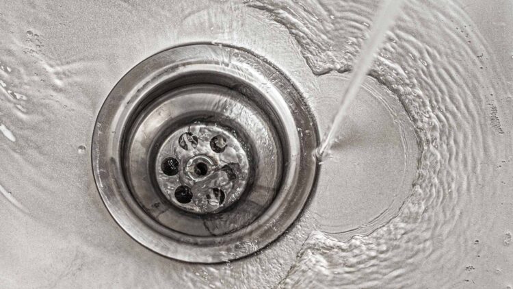 Un fontanero desvela un sorprendente truco para desatascar tu fregadero: no te creerás la bebida que utiliza para hacerlo 1 Un fontanero desvela un sorprendente truco para desatascar tu fregadero