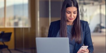 Despedida por mirar el móvil en el trabajo