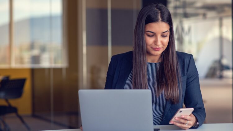 Despedida por mirar el móvil en el trabajo