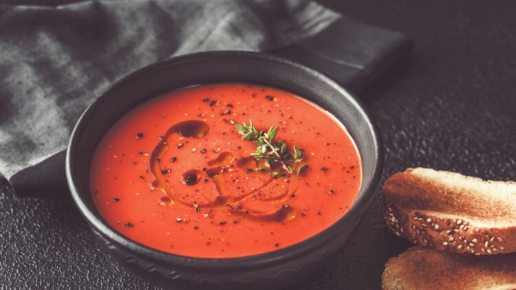Un chef lo confirma: este truco revolucionario da un sabor espectacular a tu gazpacho veraniego 1 Da un sabor espectacular a tu gazpacho veraniego