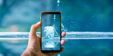 Adiós al mito del arroz: esta es la manera correcta de actuar si tu móvil se moja, según un técnico.