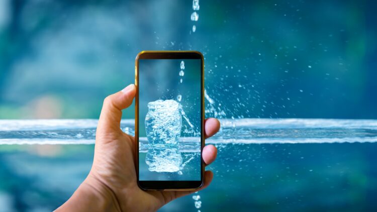 Adiós al mito del arroz: esta es la manera correcta de actuar si tu móvil se moja, según un técnico.