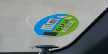 La DGT lanza una pegatina de un nuevo color