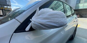 Este truco viral con bolsas en los retrovisores del coche sorprende