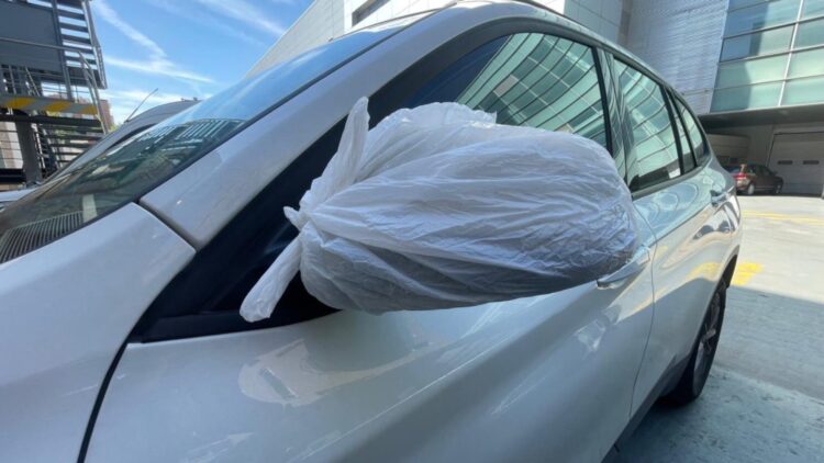 Este truco viral con bolsas en los retrovisores del coche sorprende