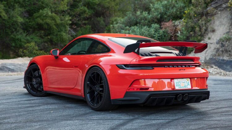 Ni palos ni piedras: dos senderistas salen a pasear por la montaña y se encuentran un Porsche perdido en mitad del monte 1 Salen a pasear por la montaña y se encuentran un Porsche