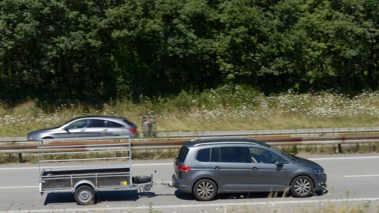 La multa que puedes recibir si llevas un remolque y no lo sabías
