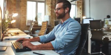 La mayoría de españoles ve positivo trabajar en la oficina