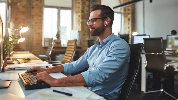 La mayoría de españoles ve positivo trabajar en la oficina