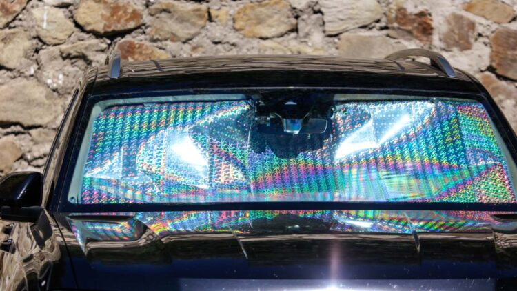 Llega el verano, vuelven los parasoles... y la DGT puede multarte