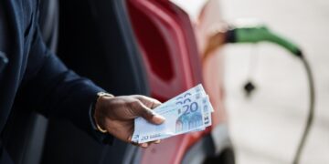 Confirmado: esto es lo que cuesta cargar un coche eléctrico en una gasolinera en España.