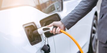 Europa endurece las normas para cargar coches eléctricos