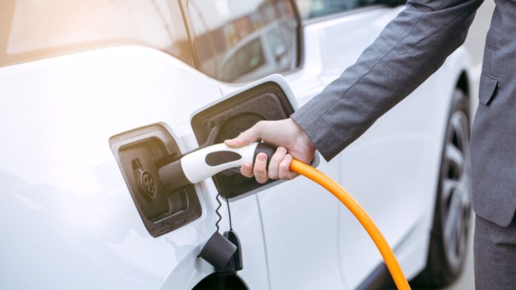 Europa endurece las normas para cargar coches eléctricos