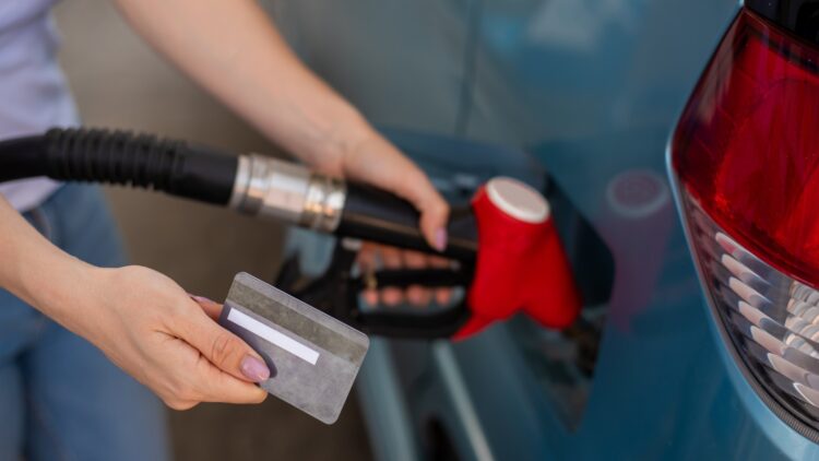 Se gasta 19.000 euros en gasolina con una tarjeta de empresa... después de ser despedido: la Guardia Civil tuvo que actuar 1 Se gasta 19.000 euros en gasolina con una tarjeta de empresa