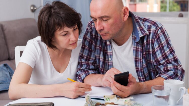 Ni embargos ni intereses: la Justicia borra una deuda de casi 300.000 euros de una familia gracias a esta ley 1 La Justicia borra una deuda de casi 300.000 euros de una familia