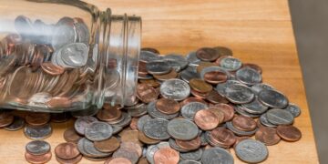 Un hombre guardó monedas en un jarrón durante 70 años