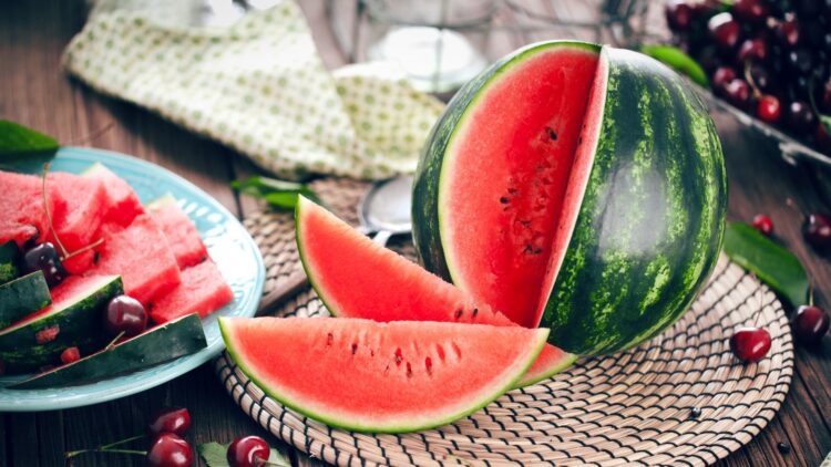 Mancha blanca o mancha amarilla: una nutricionista explica qué significa que tu sandía luzca así al abrirla 1 Qué significa que tu sandía luzca así al abrirla