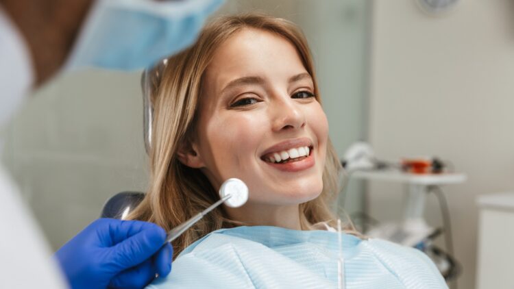 Una odontóloga lo confirma: esto es lo primero que debes hacer por al levantarte para cuidar tu salud dental 1 Una odontóloga lo confirma: esto es lo primero que debes hacer