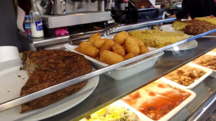 Ni autovía ni área de servicio: este restaurante de carretera entre Cantabria y Madrid lo está petando por sus croquetas y su tortilla legendaria 1 Este restaurante de carretera entre Cantabria y Madrid lo está petando