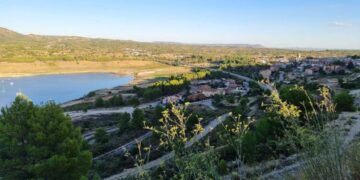 Este pueblo de Castilla-La Mancha esconde aguas turquesas