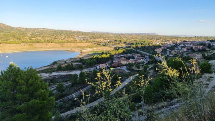 Este pueblo de Castilla-La Mancha esconde aguas turquesas y unas preciosas vistas: parecen sacadas de otro planeta 1 Este pueblo de Castilla-La Mancha esconde aguas turquesas