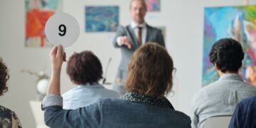 Saca su apellido a subasta dos veces y se hace de oro