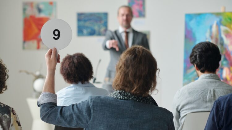 Saca su apellido a subasta dos veces y se hace de oro