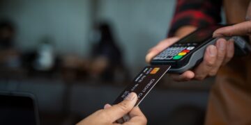 Pierdes dinero cada vez que pagas con tarjeta fuera de España