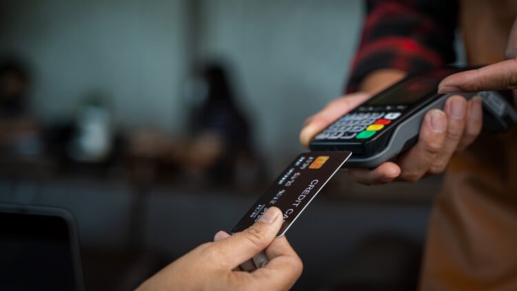 Pierdes dinero cada vez que pagas con tarjeta fuera de España