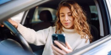 Bajar la música en el coche mientras aparcas tiene sentido