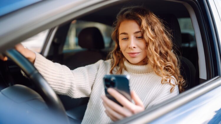 Bajar la música en el coche mientras aparcas tiene sentido