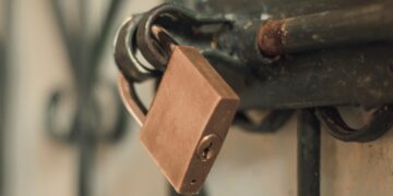 El agujerito que tienen los candados tiene una función