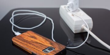 Malas noticias si eres de los que dejan el móvil cargando por la noche: así repercute este hábito en tu factura de la luz.