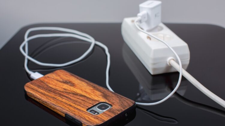 Malas noticias si eres de los que dejan el móvil cargando por la noche: así repercute este hábito en tu factura de la luz 1 Malas noticias si eres de los que dejan el móvil cargando por la noche: así repercute este hábito en tu factura de la luz.