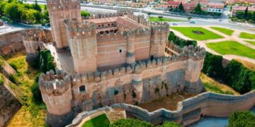 La cuna del último emperador del Imperio Romano está en este pueblo español: tiene castillo y está rodeado de un mar de pinos.