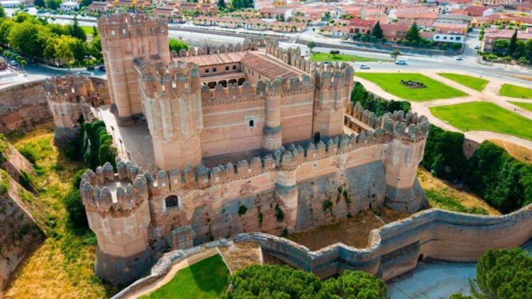 La cuna del último emperador del Imperio Romano está en este pueblo español: tiene castillo y está rodeado de un mar de pinos.
