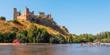 Así es la playa con castillo escondida en Castilla-La Mancha