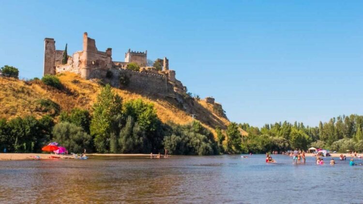 Así es la playa con castillo escondida en Castilla-La Mancha