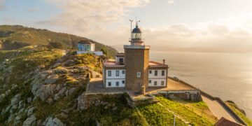 Este famoso faro sigue vigilando el océano Atlántico
