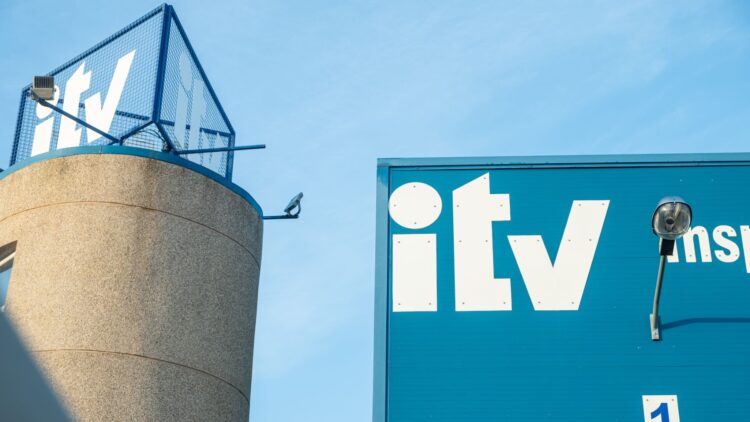 El plazo en el que debes pasar la ITV a tu coche la primera vez