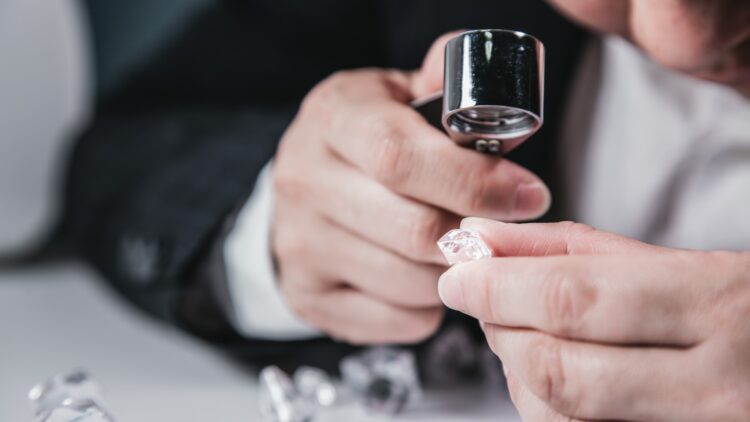 Intenta vender las joyas de la familia